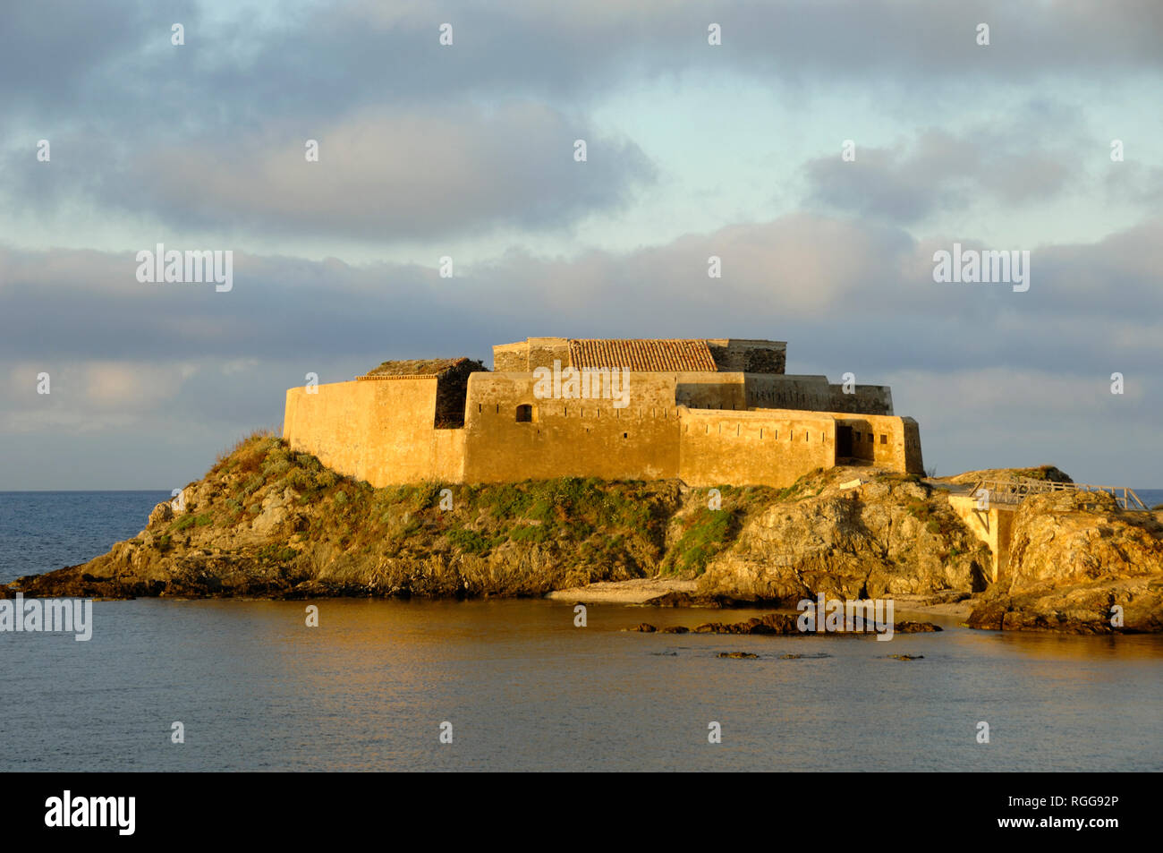 Lumière du soir sur la batterie du Pradeau, alias La Tour Fondue, une  batterie d'artillerie ou Fort construit en 1634 sur la Presqu'île d'Hyères  Côte-d'Azur France Photo Stock - Alamy