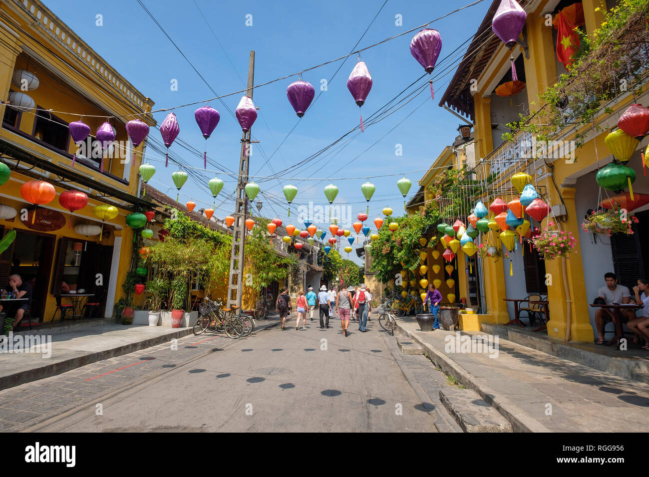 Lanternes de papier colorées traditionnelles qui pèsent sur les rues de la vieille ville de Hoi An, Vietnam Banque D'Images