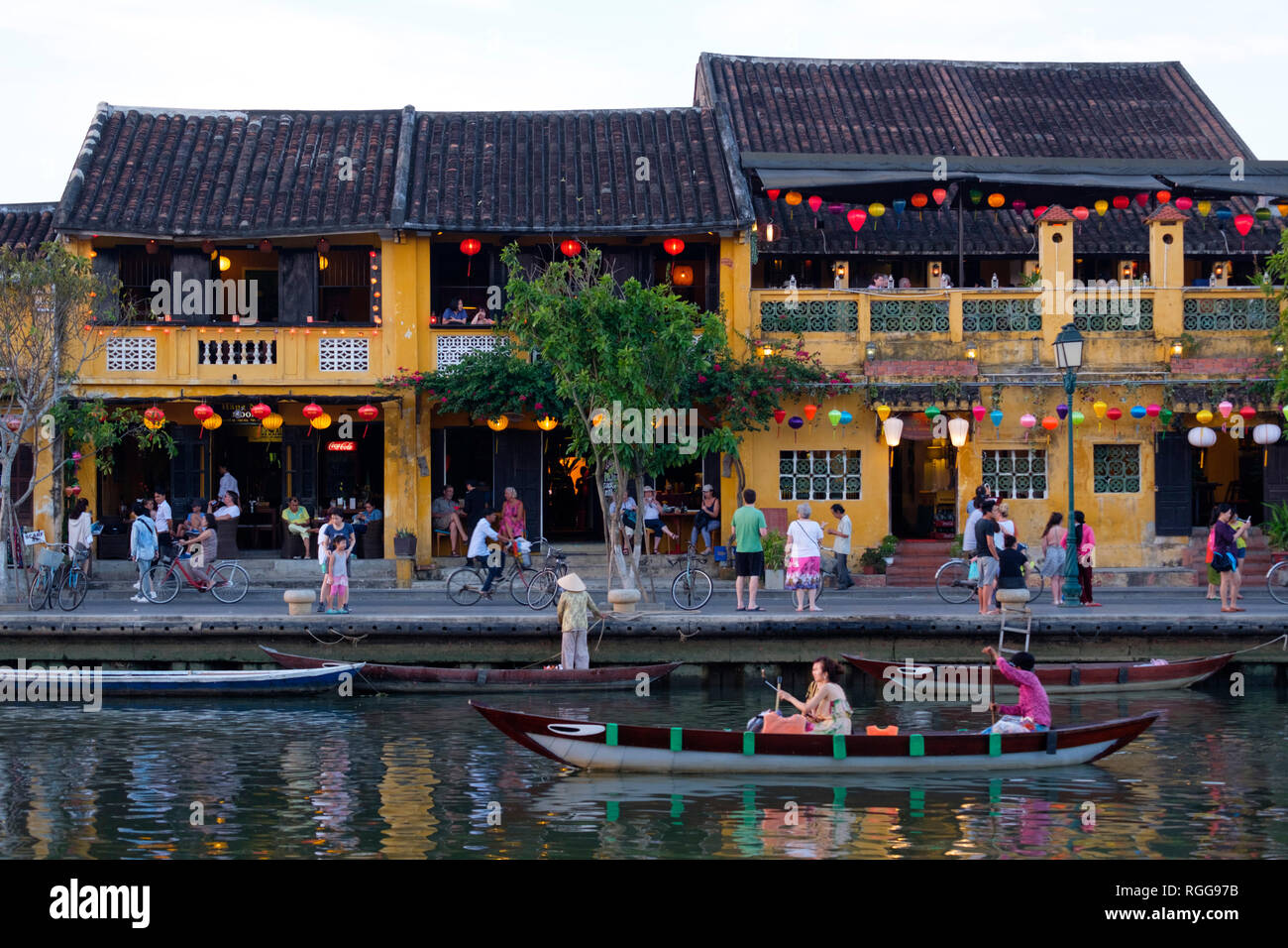 Bateau sur la rivière Thu Bon, dans la vieille ville de Hoi An, Vietnam Banque D'Images