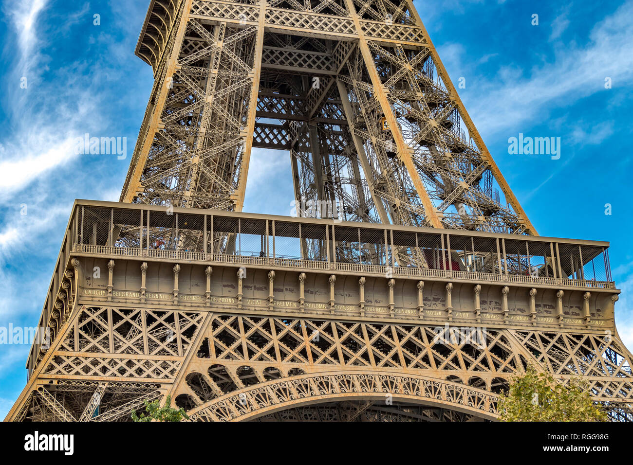 Gros plan sur la Tour Eiffel complexes détaillés en treillis en fer forgé , la Tour Eiffel est le monument le plus visité payé dans le monde , Paris Banque D'Images