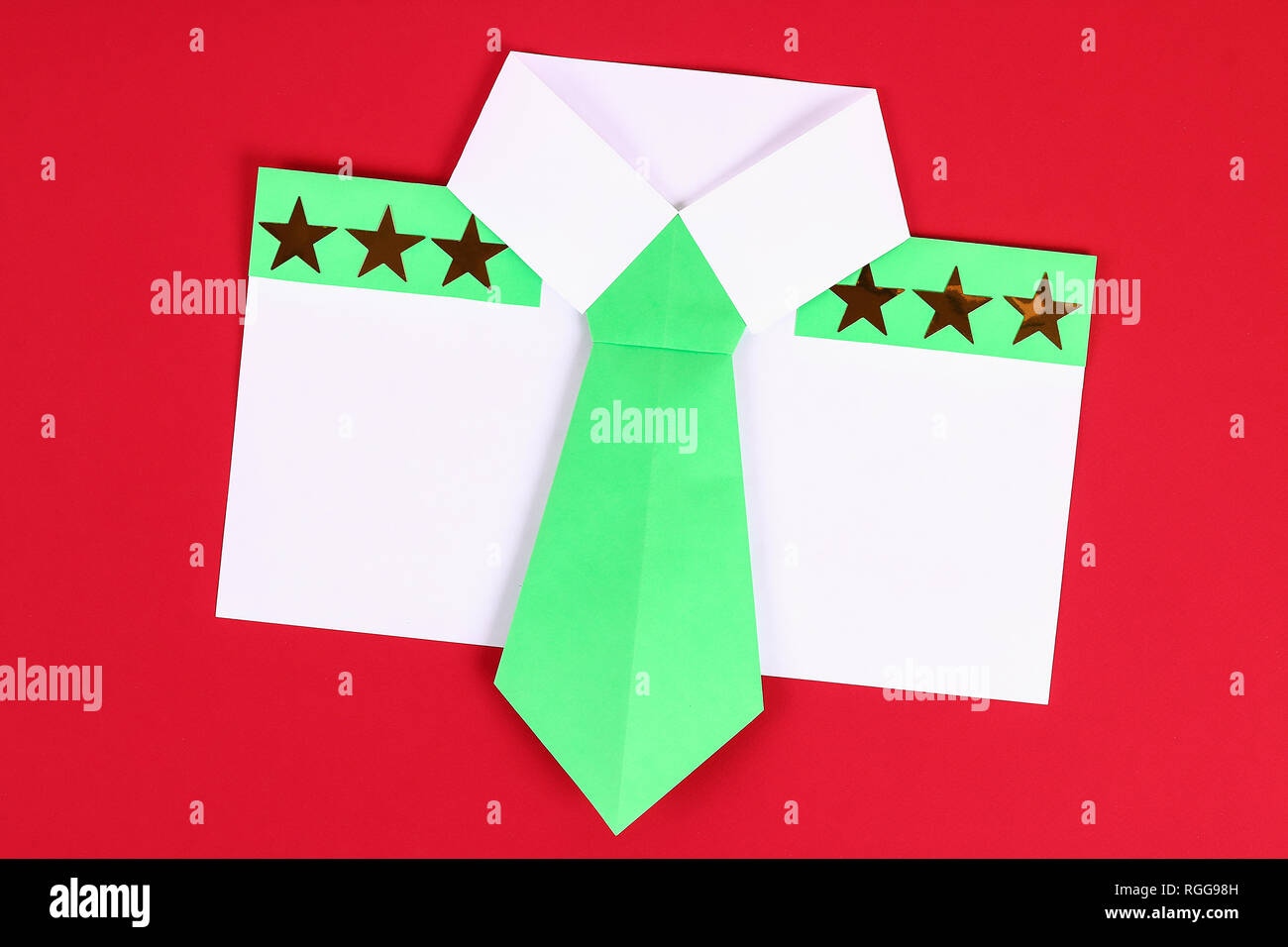 Papier de bricolage chemise blanche avec cravate verte, épaulettes. Idées  cadeaux décoration, le 23 février, le