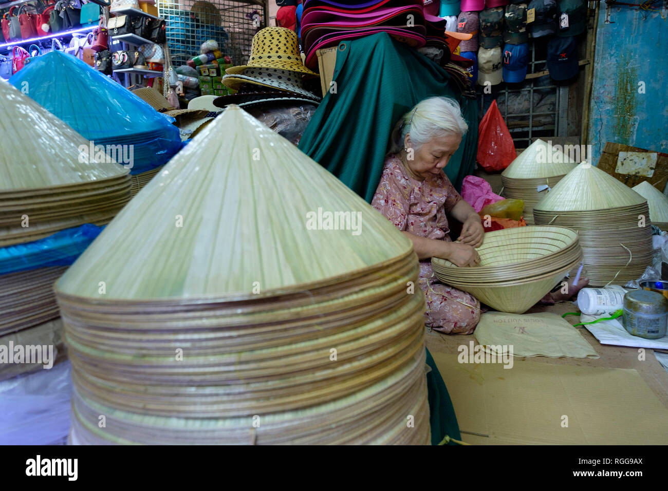 Faire un artisan non traditionnelles vietnamiennes la chapeau conique au marché de Dong Ba à Hue, Vietnam, Asie Banque D'Images