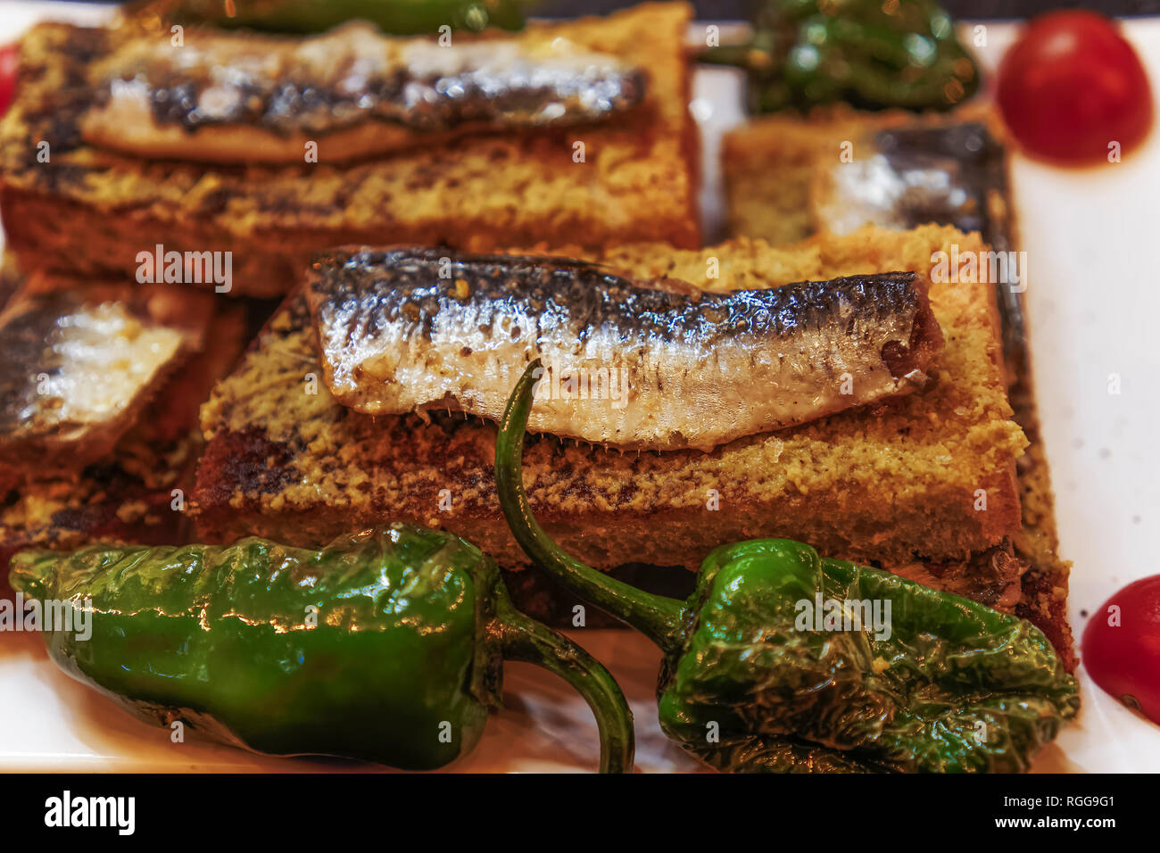 Portugal Lisbonne sardines traditionnel servi la nourriture.Libre Vue de dessus des sardines grillées sur du pain grillé avec de l'huile d'olive poivrons tomates et garnir Banque D'Images