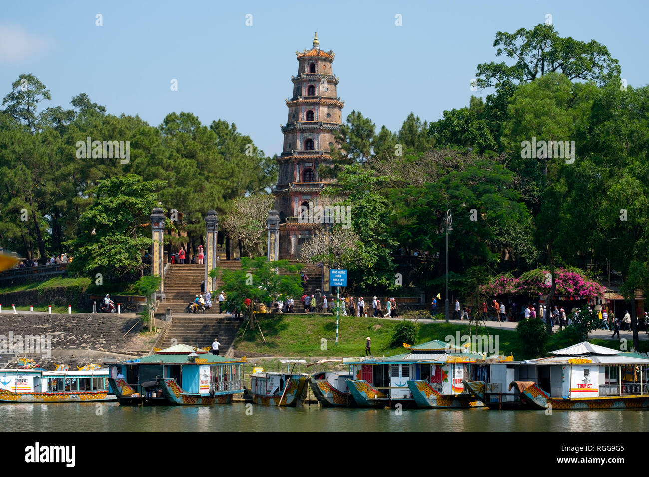 Tourisme excursion en bateau sur la rivière des Parfums amarré à côté de la tour Phuoc Duyen,la pagode de Thien Mu, Hue, Vietnam, Asie Banque D'Images