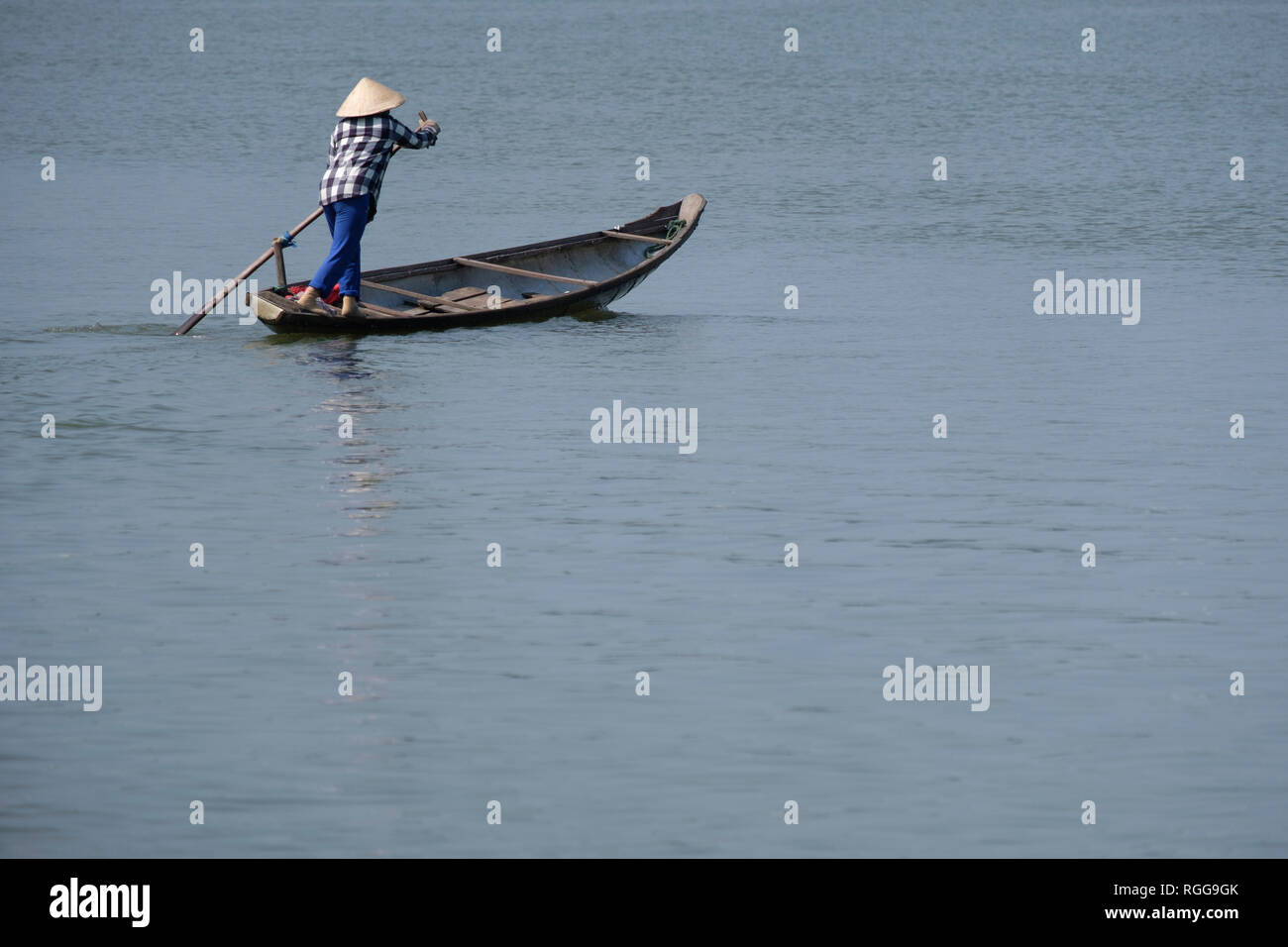 Petit bateau sur la rivière des Parfums à Hue, VIetnam, Asie Banque D'Images