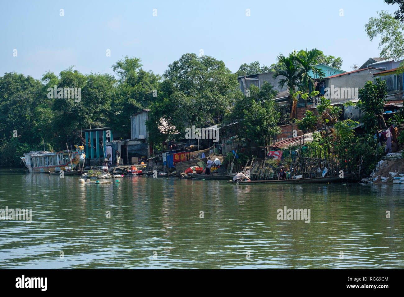 Maisons au bord de la rivière de parfum, Hue, Vietnam, Asie Banque D'Images