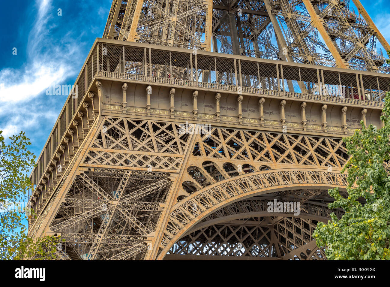 Gros plan sur la Tour Eiffel complexes détaillés en treillis en fer forgé , la Tour Eiffel est le monument le plus visité payé dans le monde , Paris Banque D'Images
