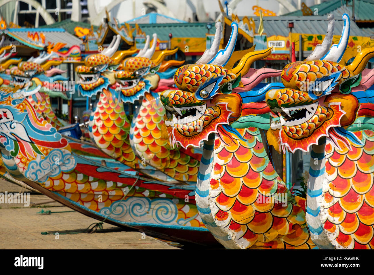 Bateau de tourisme avec tête de dragon sur la rivière des Parfums, Hue, Vietnam, Asie Banque D'Images