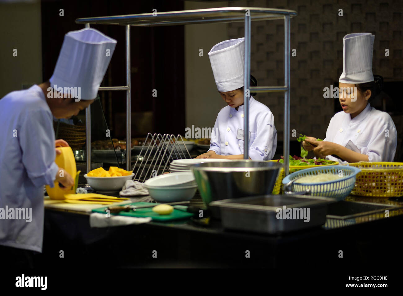Les cuisiniers préparer les repas au restaurant chinois Banque D'Images