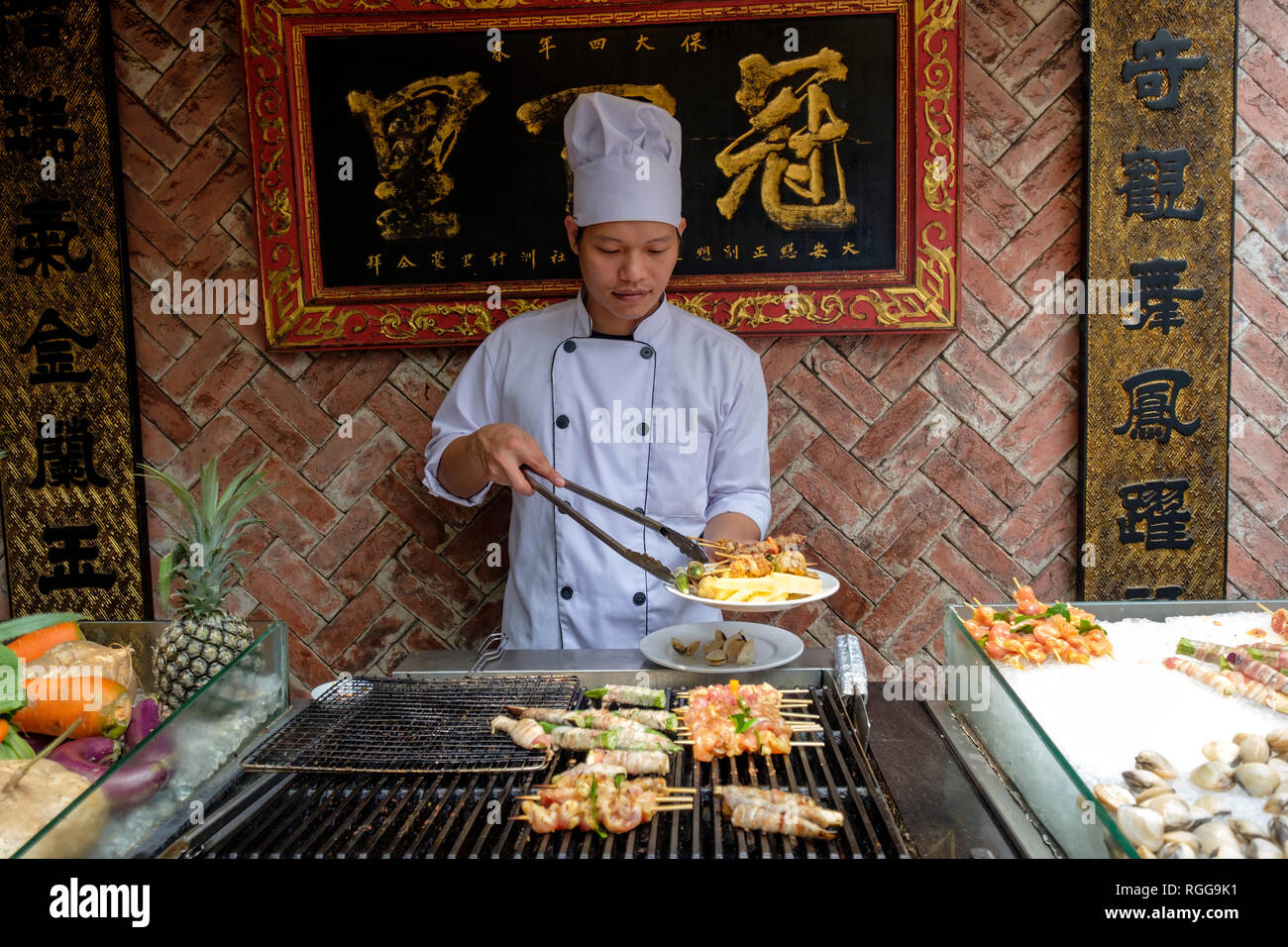 Cuisson cuire la viande et les fruits de mer au restaurant chinois Banque D'Images
