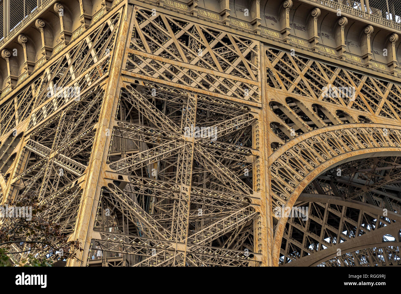 Gros plan sur la Tour Eiffel complexes détaillés en treillis en fer forgé , la Tour Eiffel est le monument le plus visité payé dans le monde , Paris Banque D'Images