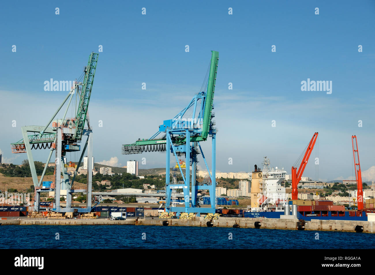 Les grues et les contenants d'expédition en port à conteneurs ou Docks Marseille France Banque D'Images