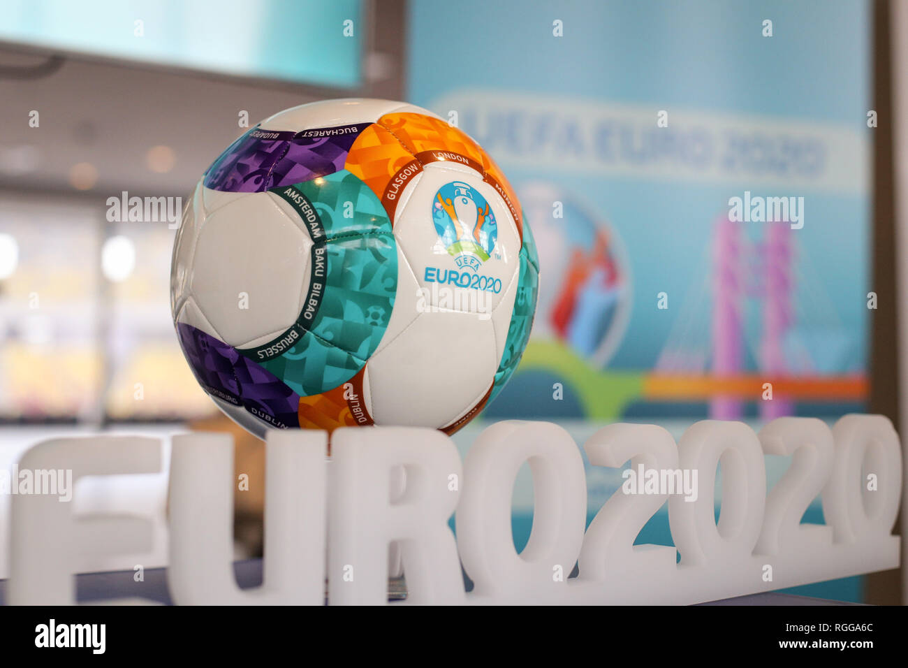 Bucarest, Roumanie - le 29 janvier 2019 : Le Championnat d'Europe de Football UEFA 2020 (communément appelé l'UEFA Euro 2020) et balle officielle du logo Banque D'Images