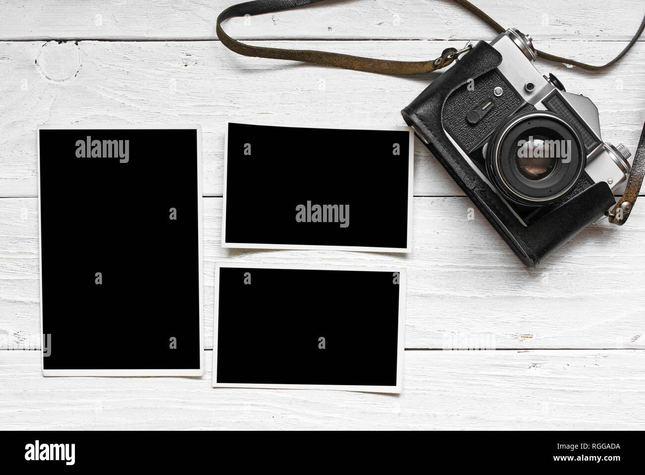 Appareil photo rétro vintage sur fond de table en bois avec photo vierge à placé vos photos Banque D'Images