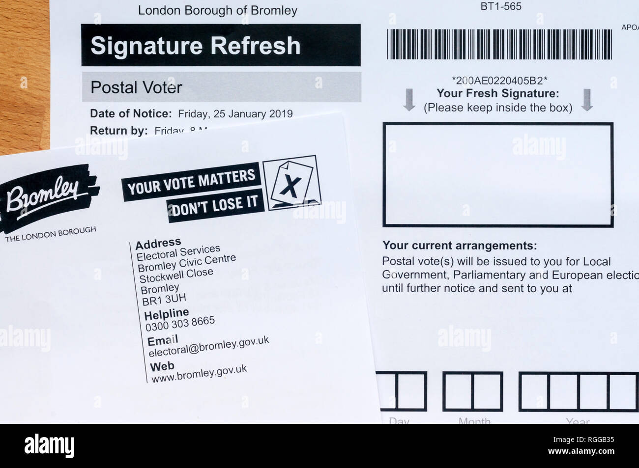 Les signatures sont périodiquement prié de personnes enregistrées pour un vote par correspondance. NB : Les données rendues anonymes. Banque D'Images
