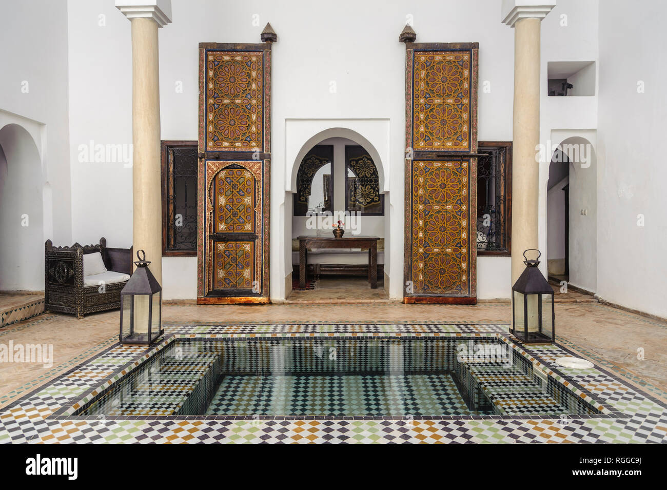 05-03-15, Marrakech, Maroc. Riad La Porte Royale. La cour avec ses vieilles portes, hauteur double (Portes Royale), de beauté et d'une piscine de refroidissement. P Banque D'Images