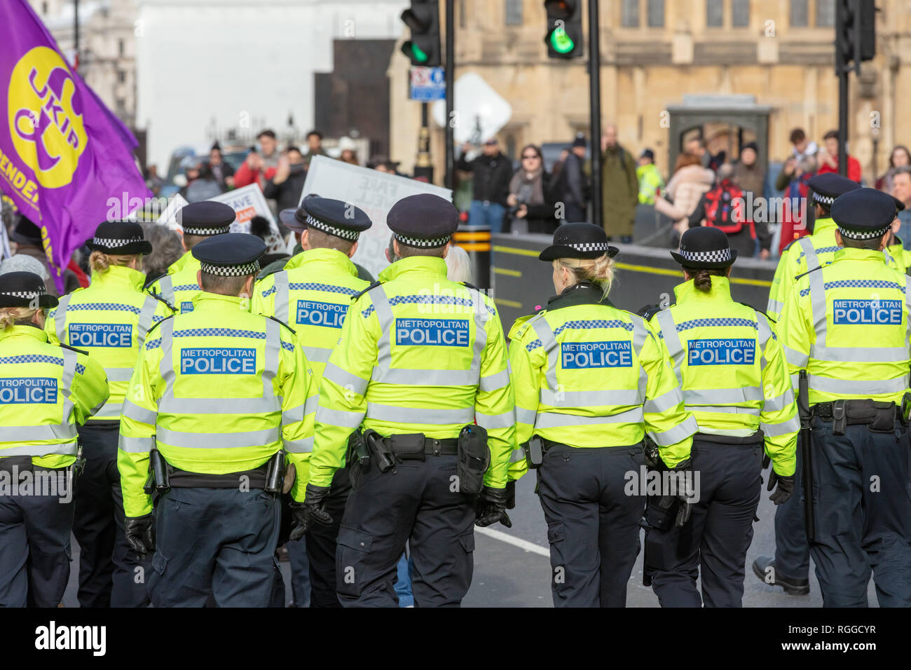 Westminster, Londres, Royaume-Uni ; 29 janvier 2019 ; Groupe d'agents de la Police métropolitaine une Pro-Brexit Manifestation devant le Parlement Banque D'Images