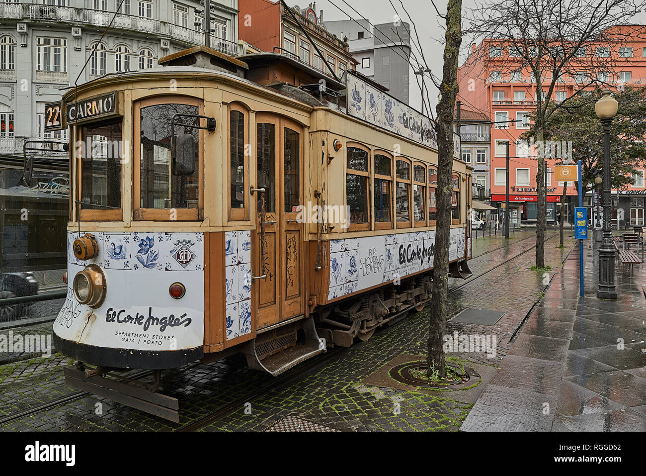 Légendaire de l'hôtel et la ligne de tramway Carmo dans la plaza la Batalha de la ville de Porto, Portugal, Europe Banque D'Images