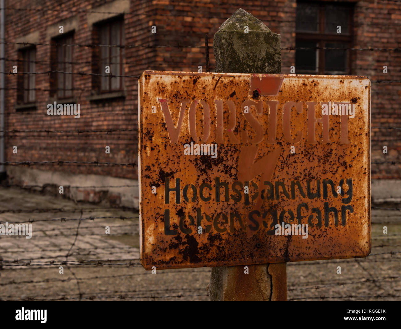 Clôture électrique panneau "vorsicht hochspannung lebensgefahr', Auschwitz, camp de concentration et d'extermination d'Oswiecim, Pologne Banque D'Images