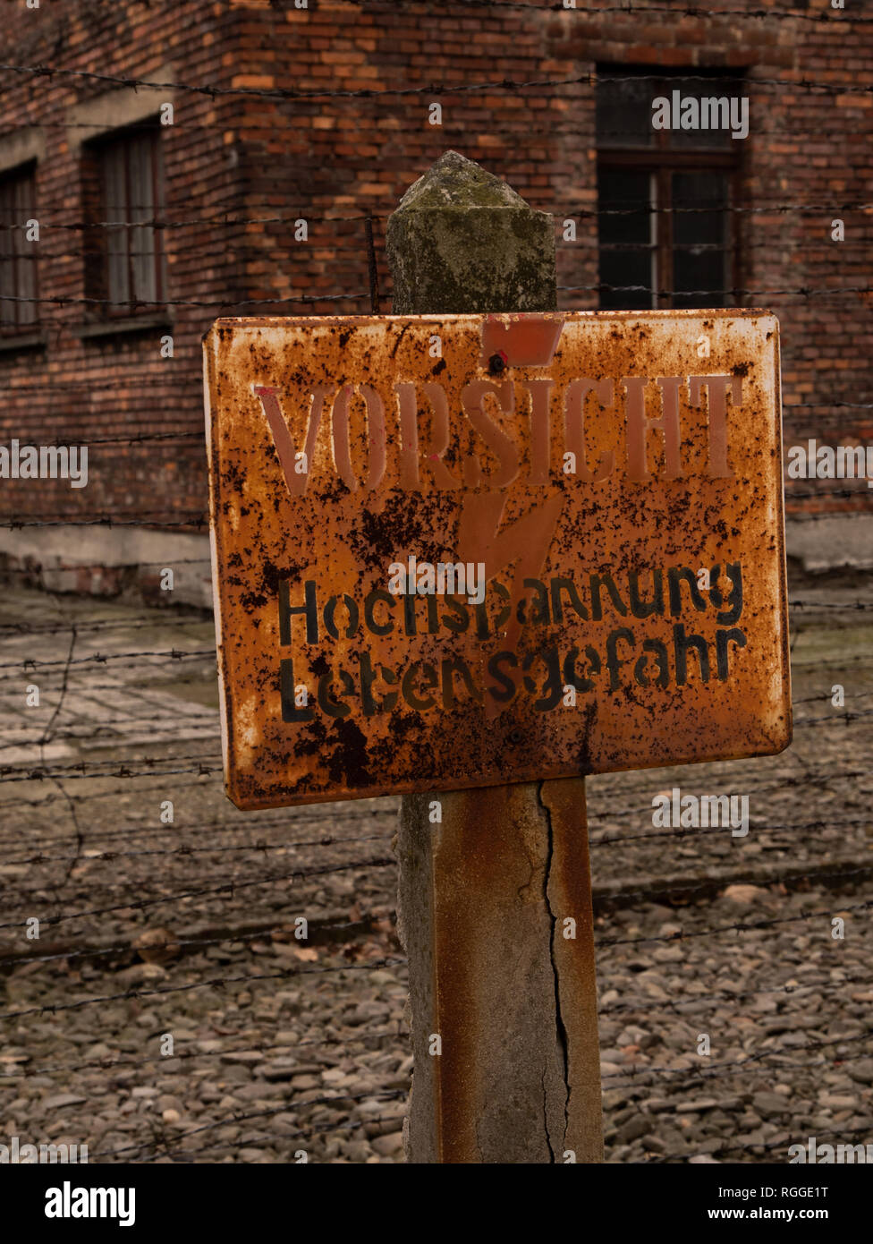 Clôture électrique panneau "vorsicht hochspannung lebensgefahr', Auschwitz, camp de concentration et d'extermination d'Oswiecim, Pologne Banque D'Images