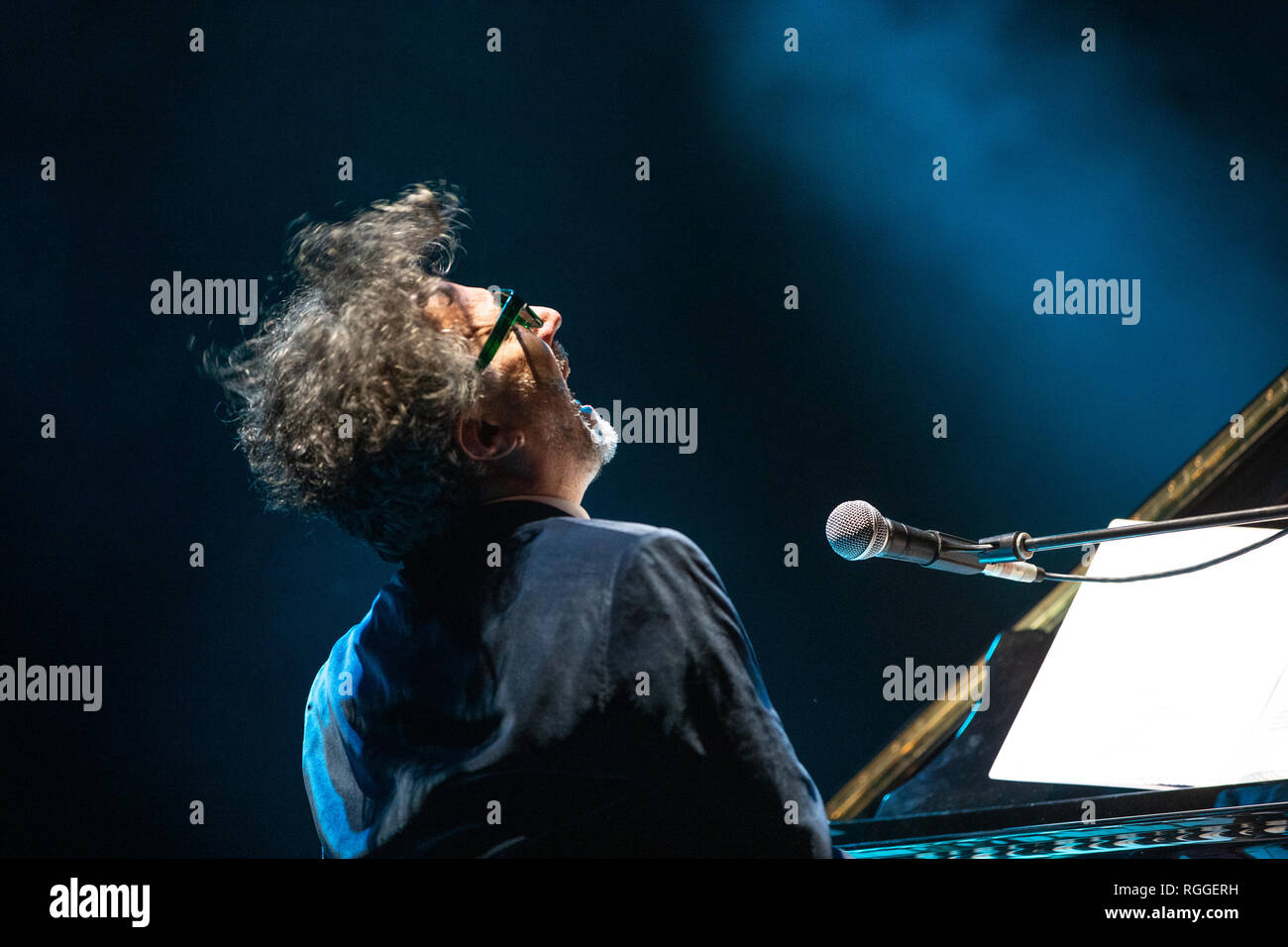 Fito Páez vu l'exécution pendant le concert en Espagne. Fito Páez, un des grands artistes de la musique rock populaire argentin, revient à l'Espagne, de Circo Price, avec sa tour de piano solo, un examen des plus importantes chansons dans ses 30 années de carrière artistique. Banque D'Images