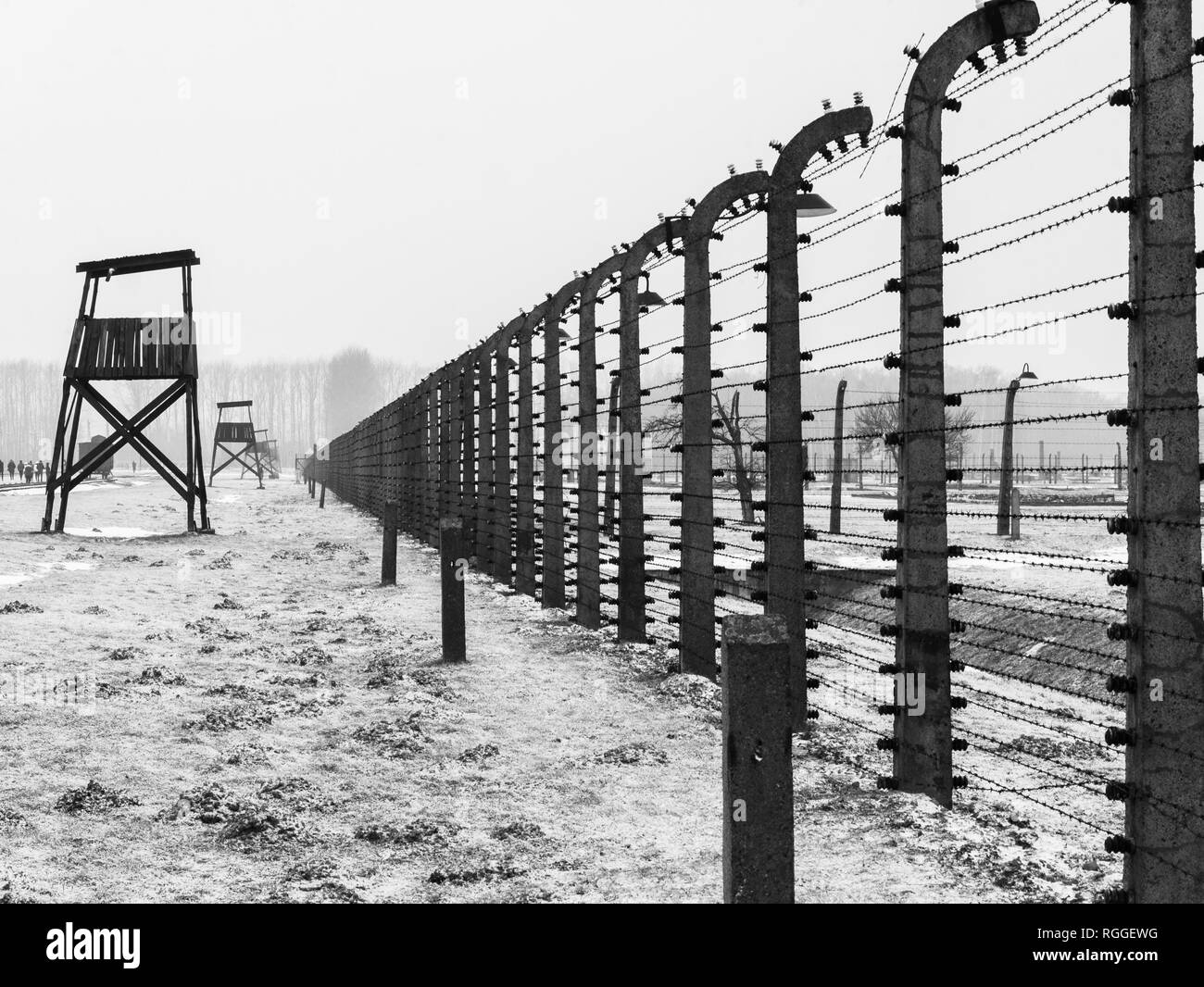 Clôture électrique et de guet, Auschwitz-II Birkenau camp de concentration et d'extermination, Oswiecim, Pologne Banque D'Images