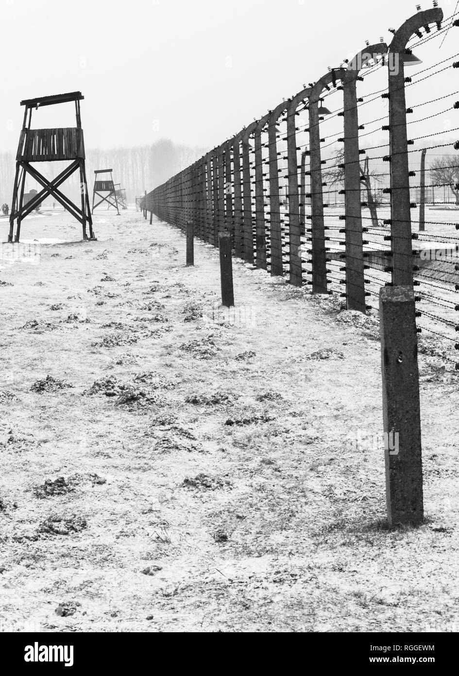 Clôture électrique et de guet, Auschwitz-II Birkenau camp de concentration et d'extermination, Oswiecim, Pologne Banque D'Images