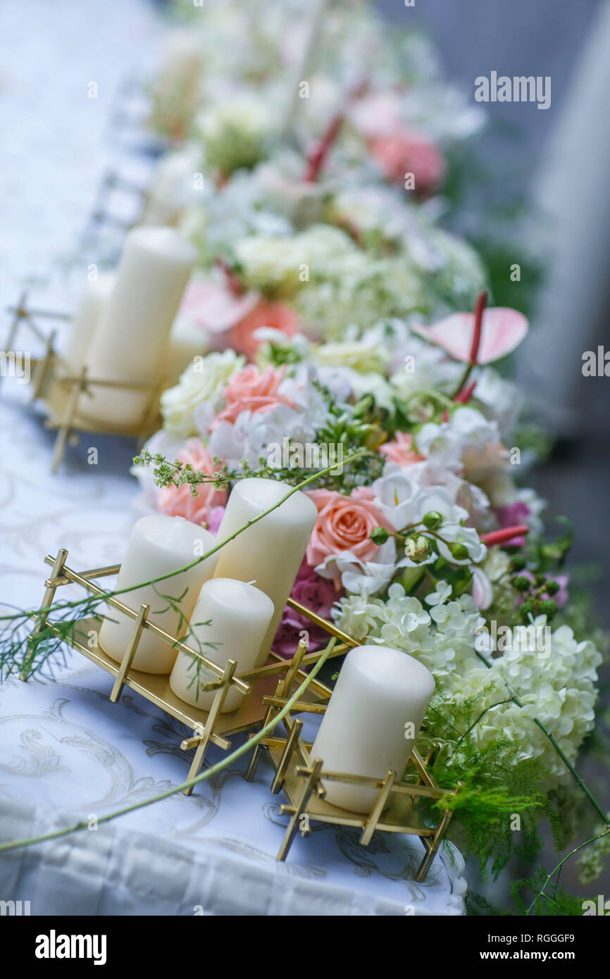 Bouquet De Roses Roses Cadre En Bois Et Une Bougie Allumée