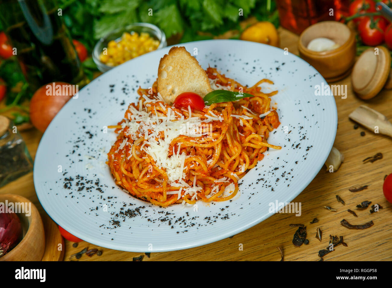 Les pâtes à la viande, sauce tomate et légumes Banque D'Images