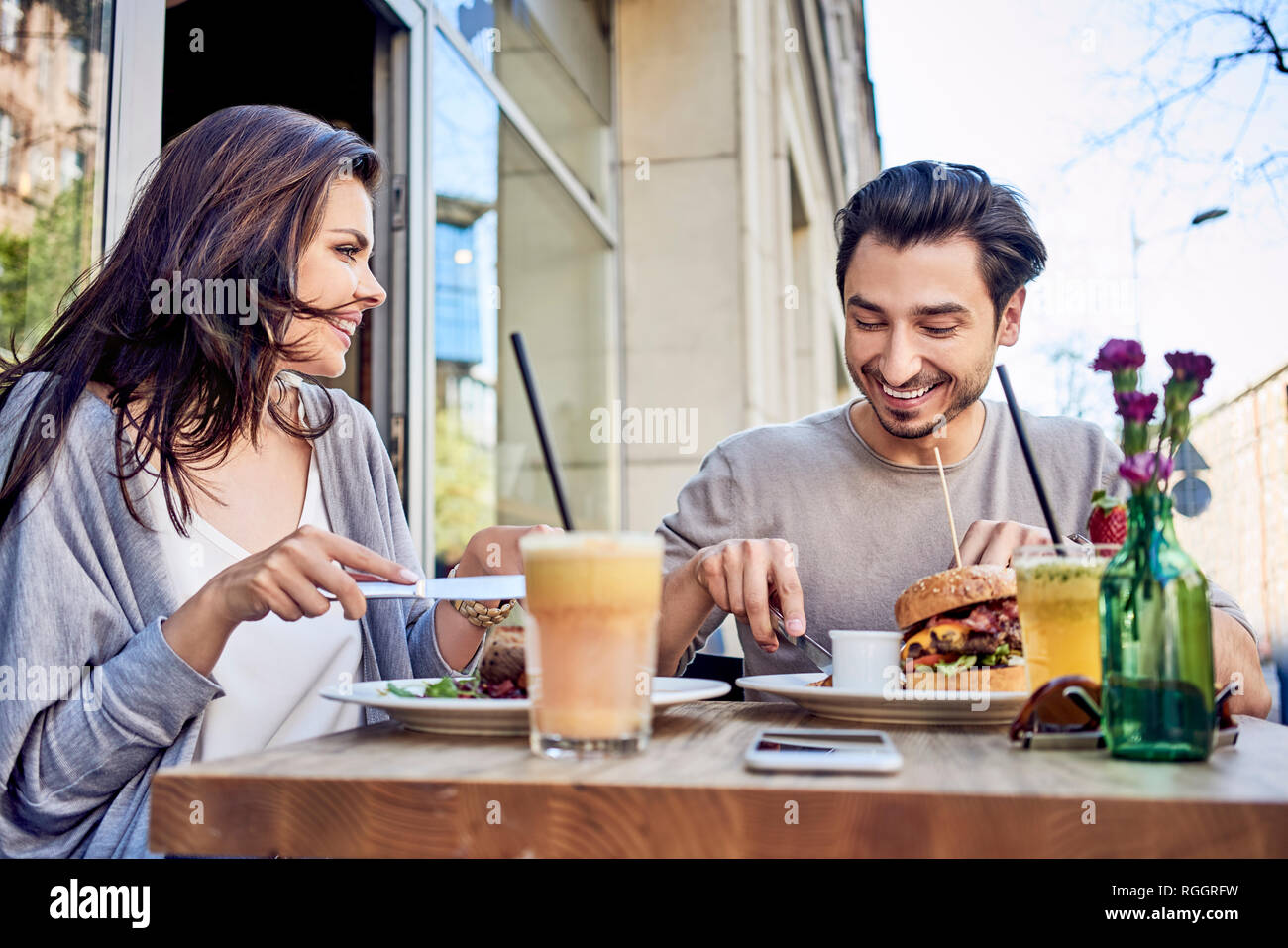 Happy young couple having lunch au restaurant en plein air Banque D'Images