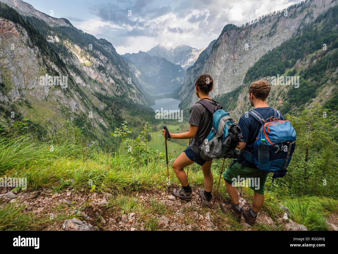 Voir d'Obersee et Königssee, deux randonneurs sur le Röthsteig, derrière, Berchtesgaden Watzmann, Upper Bavaria, Bavaria, Germany Banque D'Images