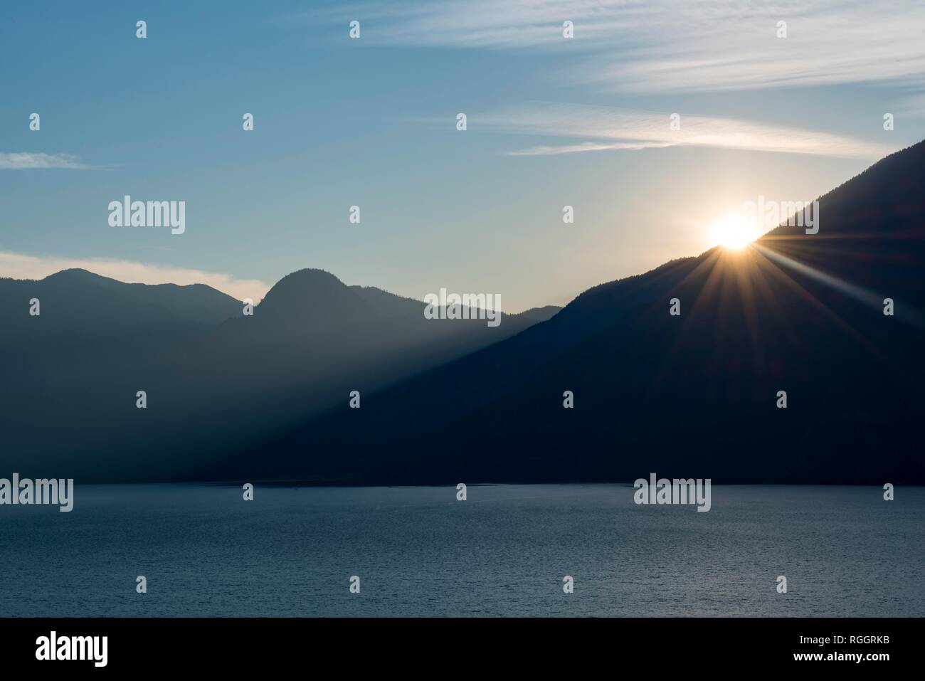 Soleil du soir brille sur la montagne d'ossature, Howe Sound, Squamish, British Columbia, Canada Banque D'Images