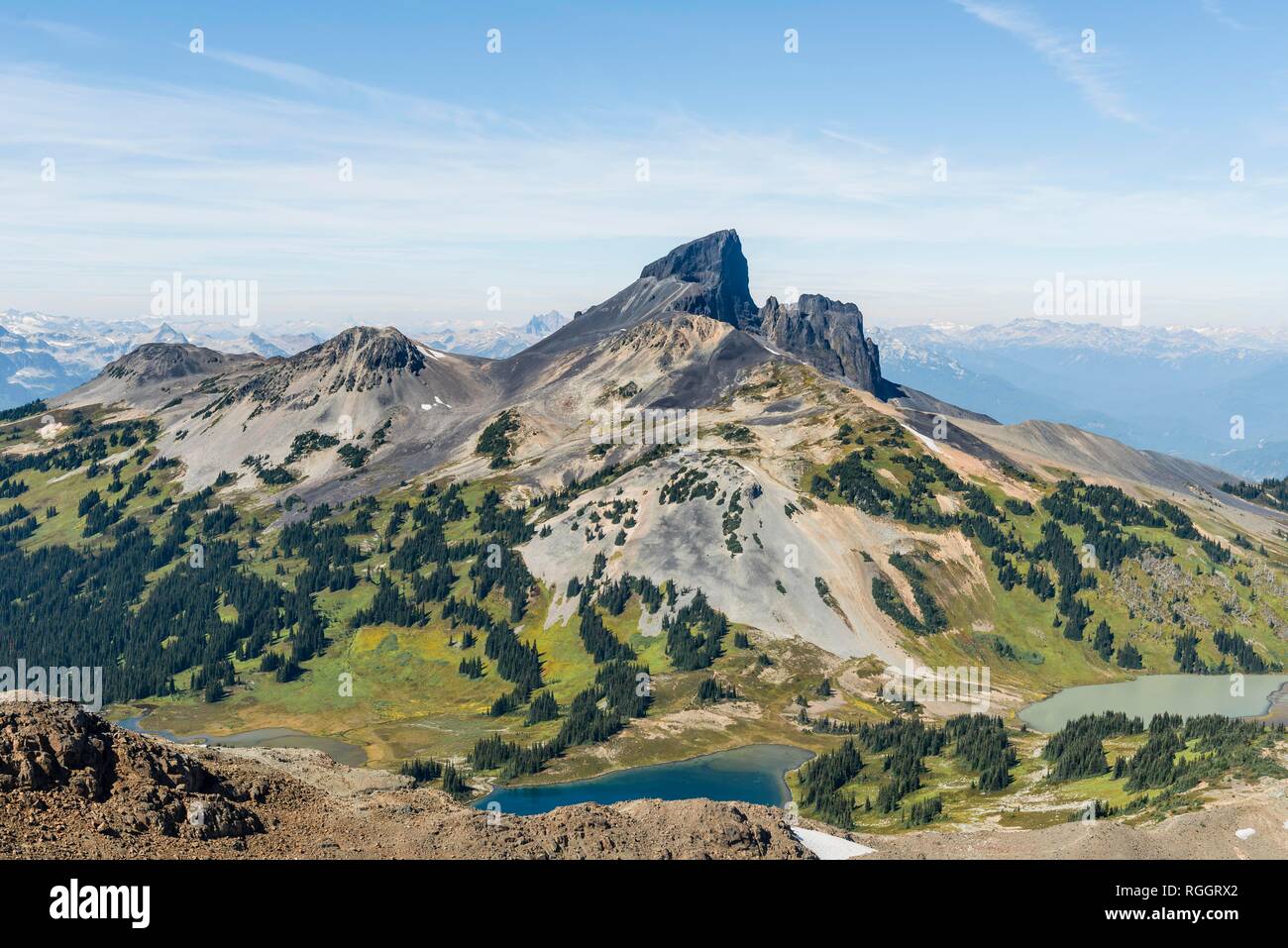 Les petits lacs de montagne, la montagne volcanique Black Tusk, Garibaldi Provincial Park, British Columbia, Canada Banque D'Images