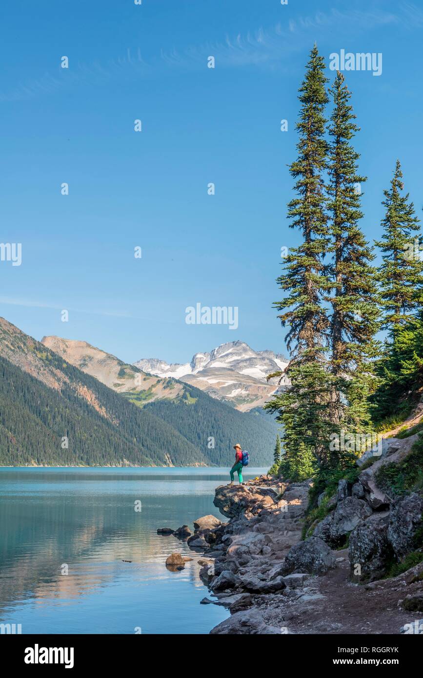 Randonneur à Garibaldi Lake, Lac Turquoise Mountain, la réflexion d'une chaîne de montagnes, Montagne de la garde et de la Tromperie, Glacier Peak Banque D'Images