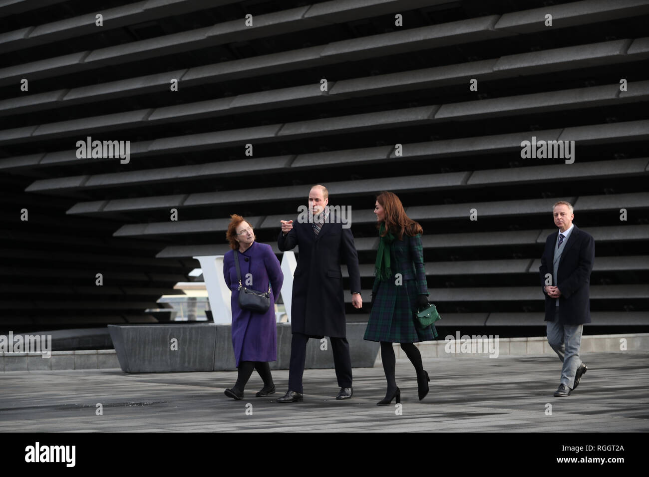 Le duc et la duchesse de Cambridge, qui sont connus comme le duc et la duchesse de Strathearn en Ecosse, avec président musée Lesley Knox (à gauche) et directeur Philip Long (à droite) lors d'une visite pour l'ouverture officielle du V&A Dundee, Écosse's first design museum. Banque D'Images