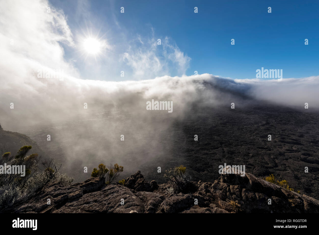 Le Parc National de la réunion, volcan bouclier, Piton de la Fournaise contre le soleil Banque D'Images