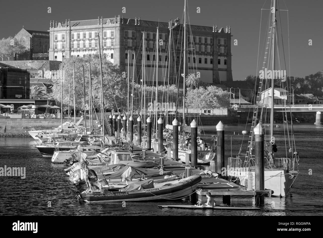 Vila do Conde, Portugal - 2 juin 2015 : l'embouchure de la rivière Ave, cité médiévale marina Vila do Conde, Nord du Portugal, voir certains monuments anciens. Fi infrarouge utilisé Banque D'Images