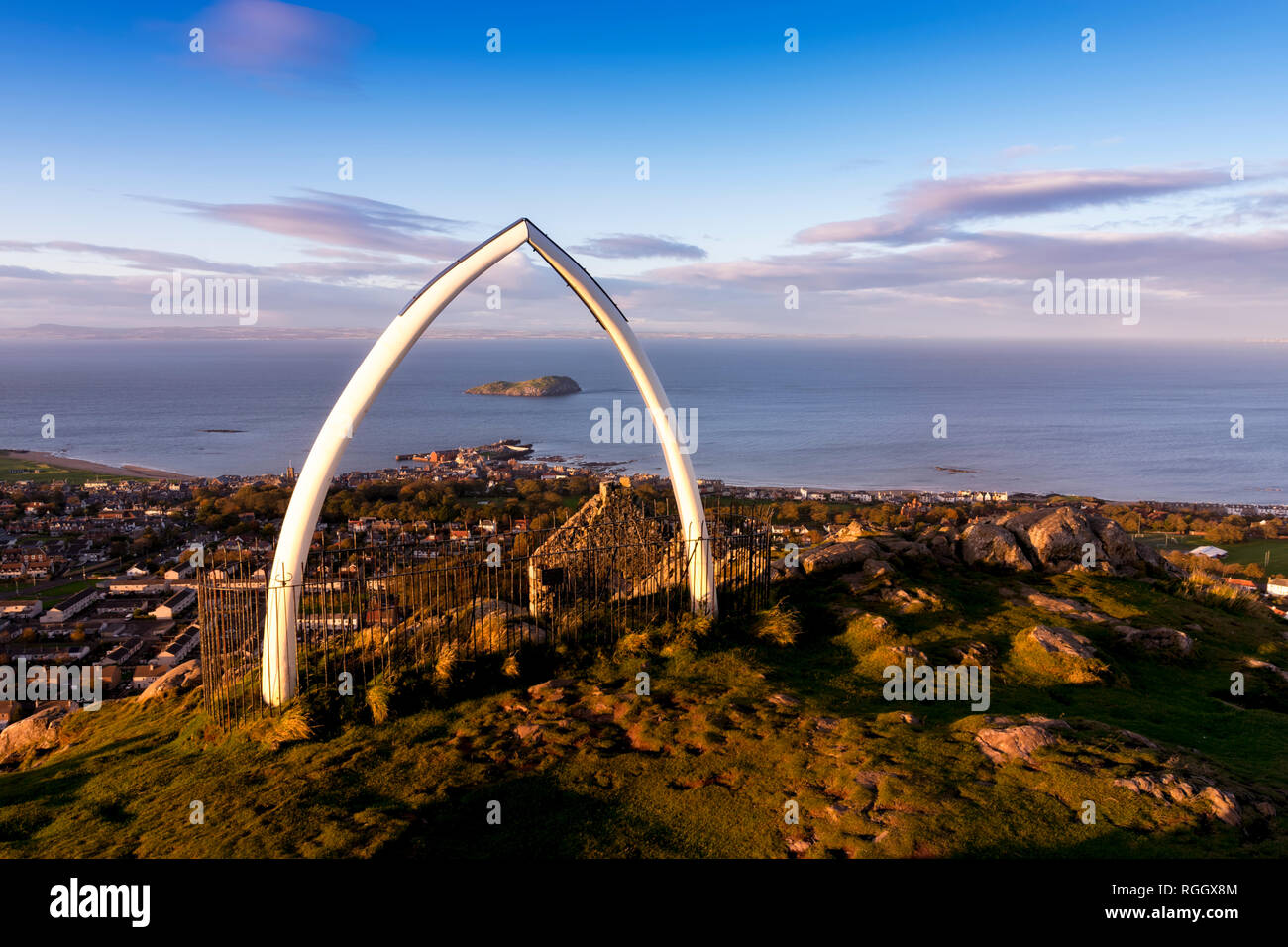 Grande Bretagne, Ecosse, East Lothian, North Berwick, North Berwick Law, la baleine de l'os de la mâchoire arch, coucher de soleil Banque D'Images