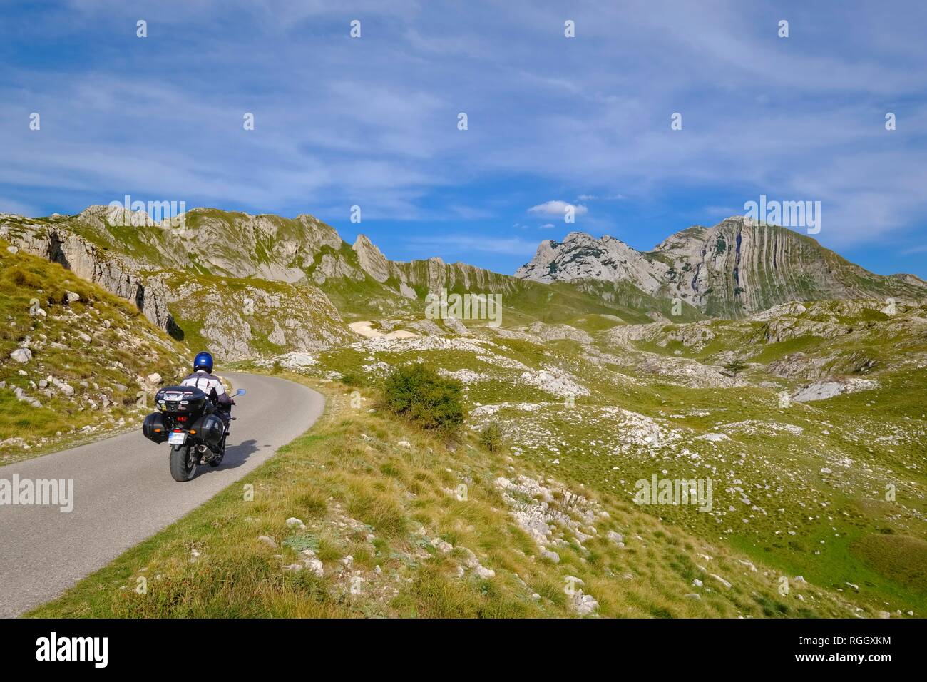 Moto sur route de montagne, montagnes, Prutas Gruta et massif du Durmitor, parc national de Durmitor, Pluzine province, Monténégro Banque D'Images