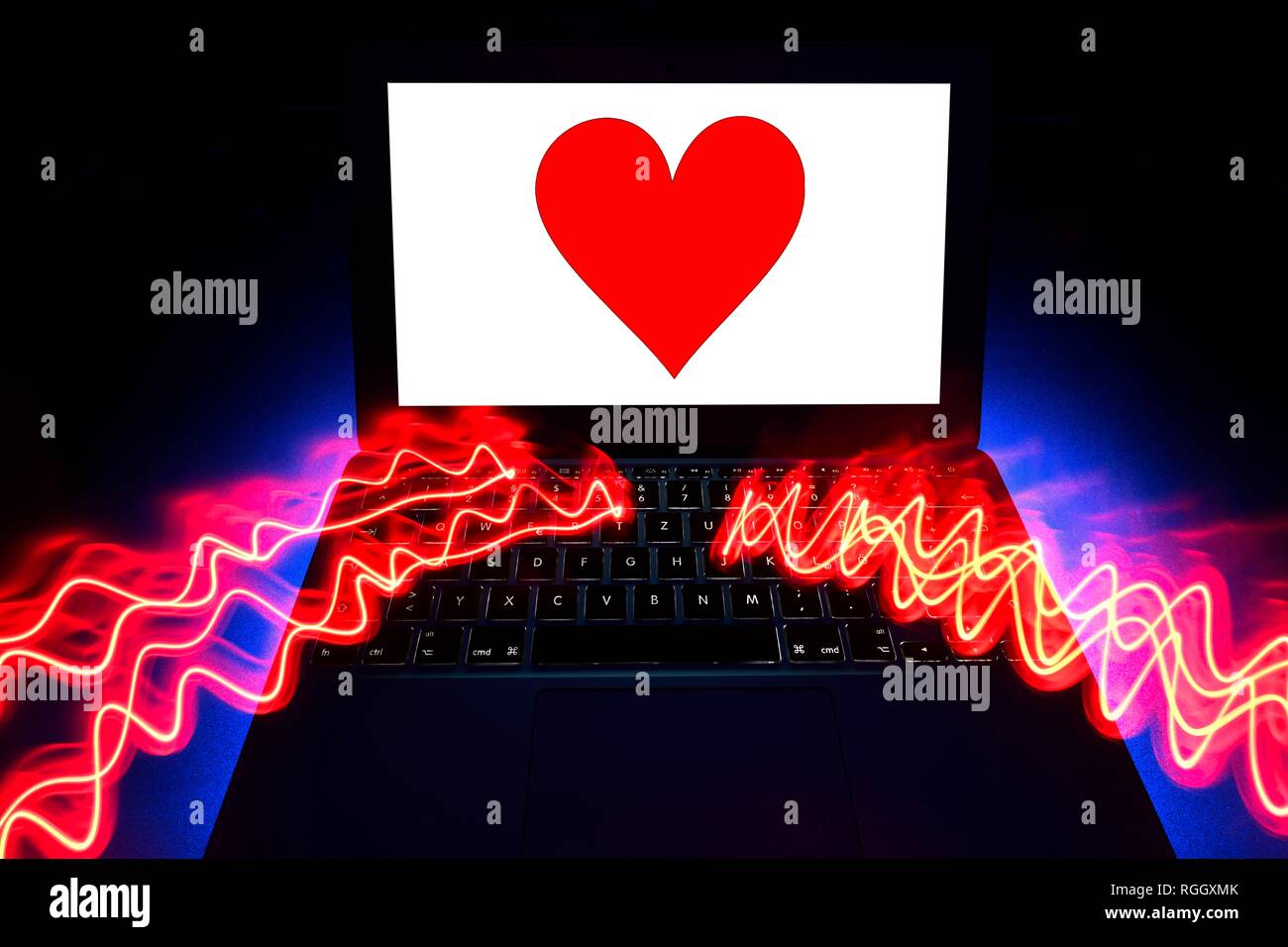 Partenariat, agence photo symbole dating agency, cœur rouge sur écran d'un ordinateur portable, Bade-Wurtemberg, Allemagne Banque D'Images