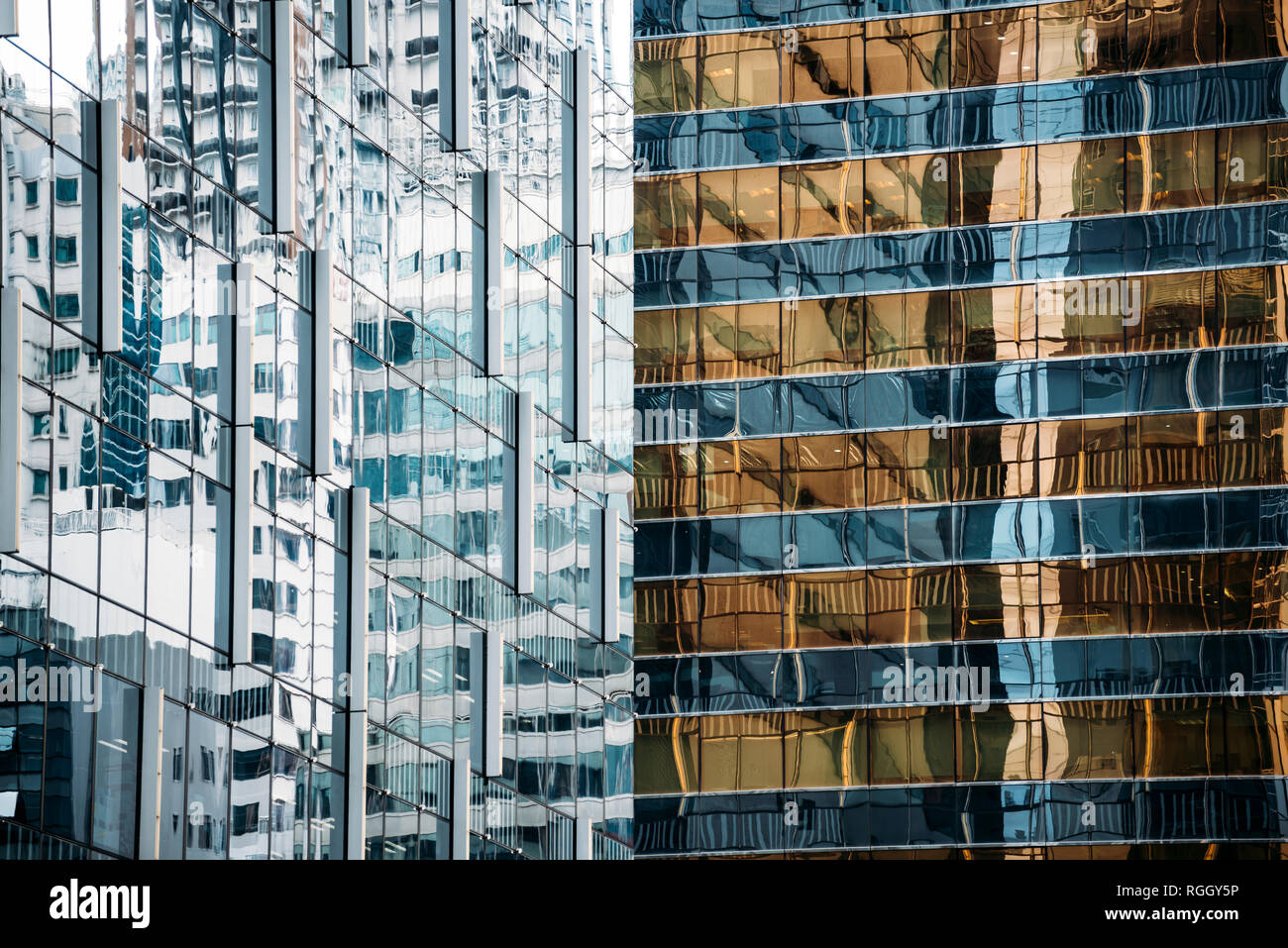 La Chine, Hong Kong, Hong Kong Island, les façades en verre des gratte-ciel, vue partielle Banque D'Images