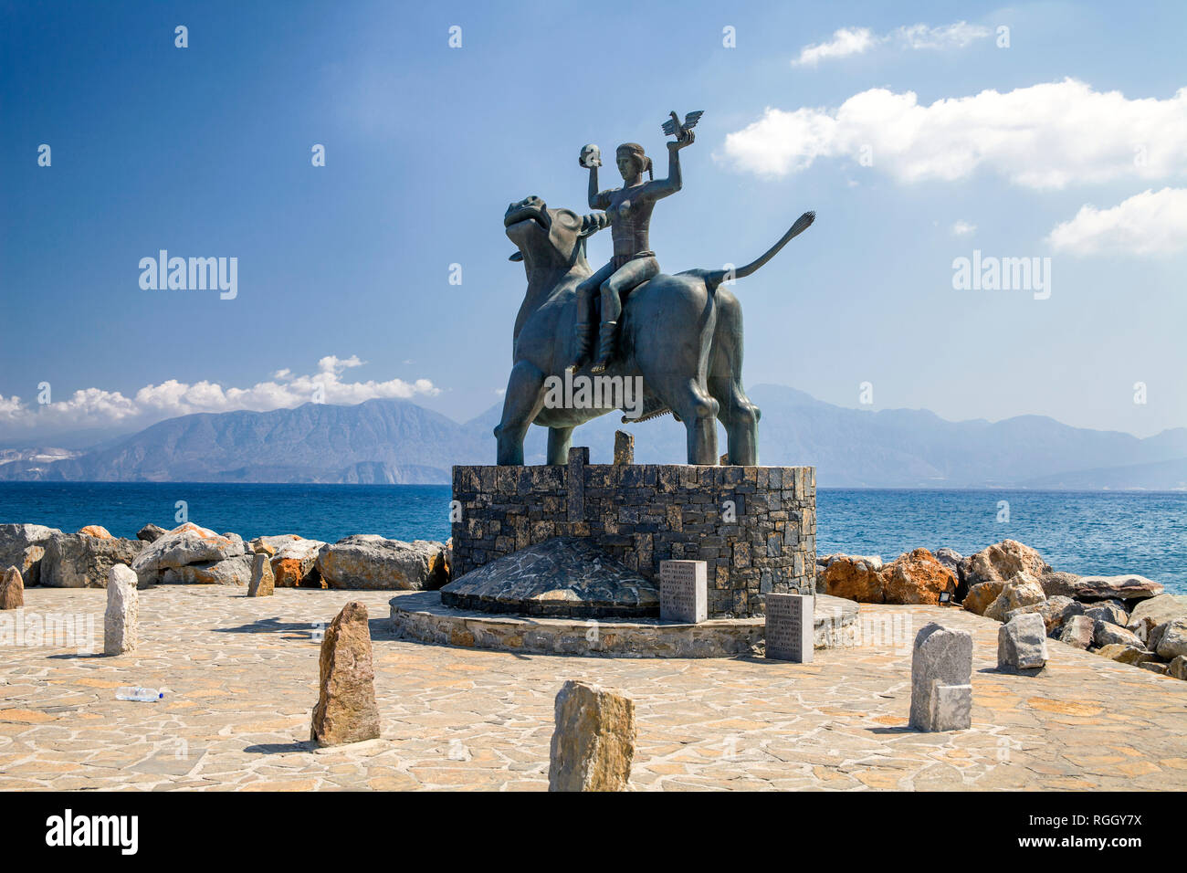 Agios Nikolaos / Grèce - 27 septembre 2018 : La statue de l'Europe est assis sur un taureau. La sculpture de l'Europe, mère du roi Minos, école un éléphant dans un Banque D'Images