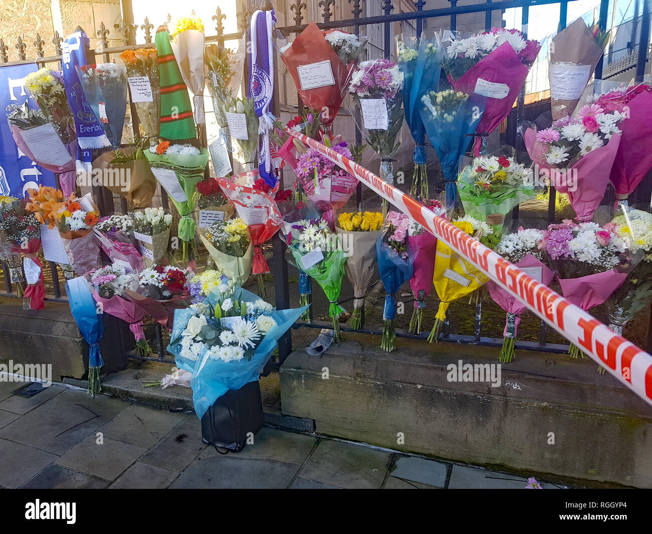 Tributs floraux à gauche près de la scène dans l'est de Belfast où un travailleur communautaire Ian Ogle a été assassiné dans la nuit de dimanche. Banque D'Images