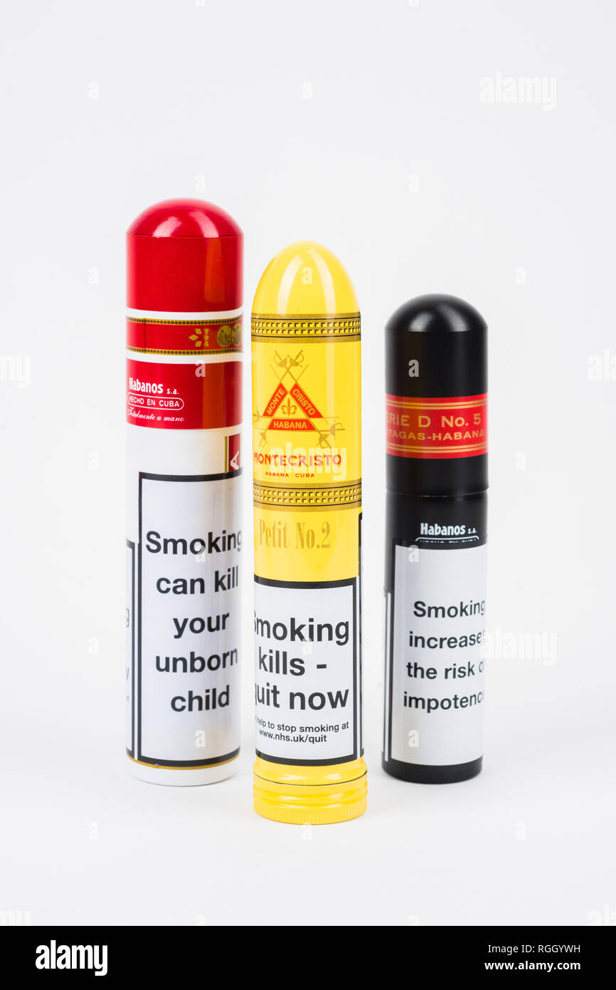 Tubes métalliques contenant des cigares cubains de luxe importés, isolé sur blanc, avec une étiquette d'avertissement de la santé du gouvernement britannique attaché Banque D'Images