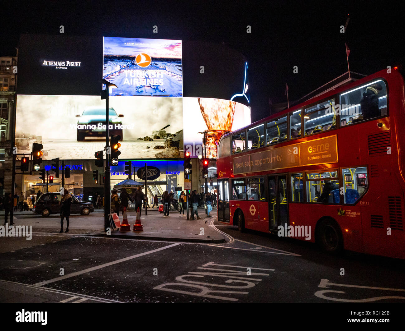 London,UK - 25 janvier 2019 : Piccadilly Circus à Londres la nuit Banque D'Images