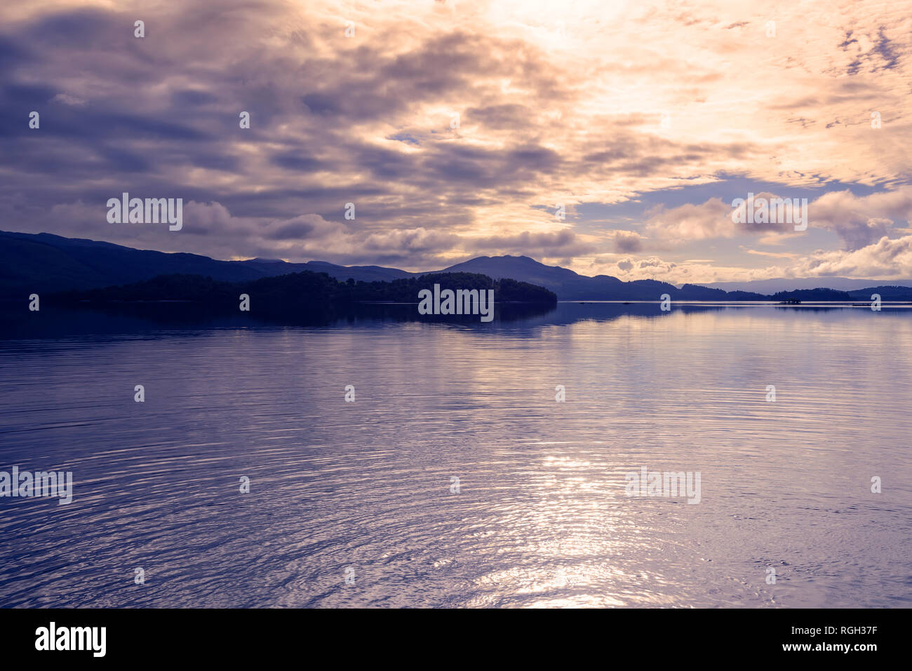 Rive ouest de Lock Lomond dans le pittoresque village de Luss près de Glasgow, en Écosse. Banque D'Images