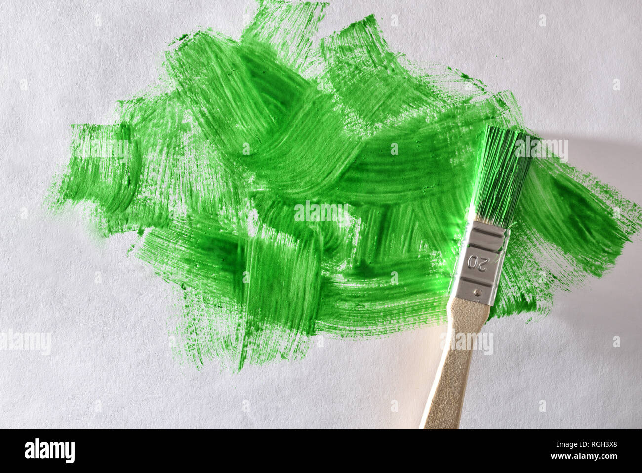 Abstract green peinture et pinceau sur du papier blanc. Composition horizontale. Banque D'Images