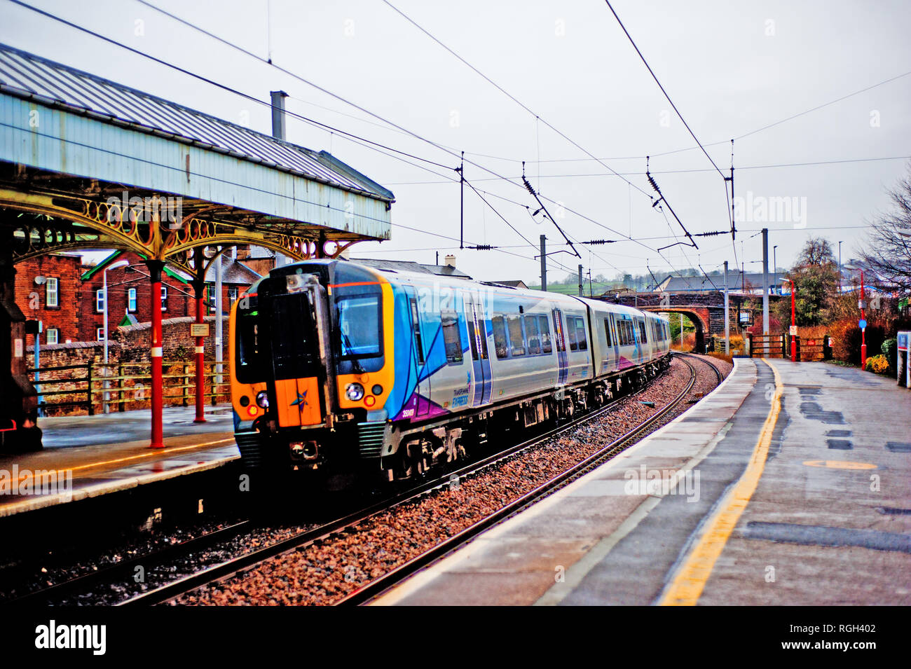 Quitter le train pour Glasgow à la gare de Penrith, Cumbria, Angleterre Banque D'Images