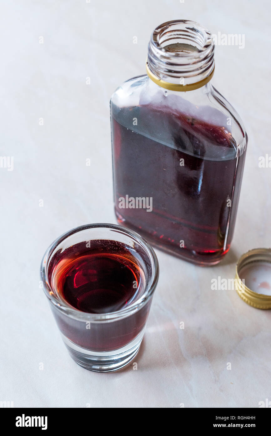 Cherry Brandy alcoolique des Balkans traditionnels Rakija / Rakia. Concept de boisson. Banque D'Images