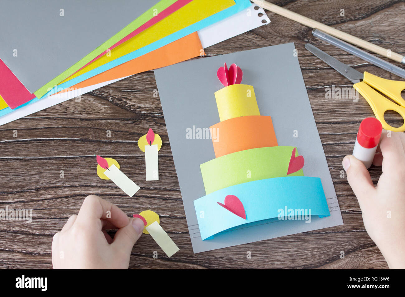 L Enfant Colle Carte De Souhaits Avec Gateau D Anniversaire Felicitations Projet D Art Pour Enfants Bricolage Pour Enfants Bricolage Pour Enfants Photo Stock Alamy